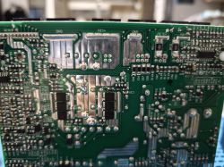 Płytka drukowana zasilacza DeepCool PN750M z widocznymi elementami elektrycznymi i punktami lutowniczymi.