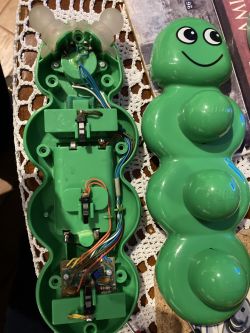 Kupiony Lego Duplo Primo motyl nie działa - sprawdzenie kabli, zimnych lutów i transystora C 124