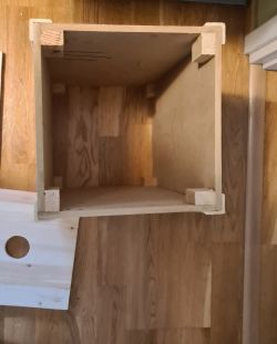 Inneres eines Lautsprechergehäuses Blick auf das Innere eines Lautsprechergehäuses aus Holz auf einem Holzboden