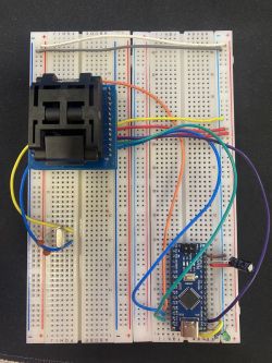 Płytka stykowa z modułem programatora i mikrokontrolerem ATmega328.