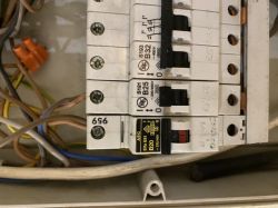 Jak podłączyć F&F PCZ 521.3 do stycznika Hager ESC 440?