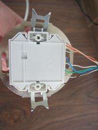 Jak podłączyć gniazdka internetowe RJ45, aby działały w dwóch pomieszczeniach?