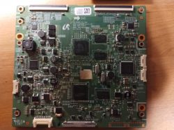 Moduł T-con z płyty Samsunga BN41-01947A widziany z góry na tle drewnianego stołu.