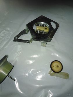 Części magnetofonu Unitra 232P na białym tle.