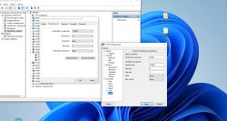 Okna konfiguracji portu szeregowego na pulpicie systemu Windows.