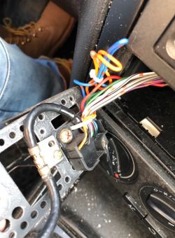 Jak podłączyć stare radio do GOLF IV 2.0 2000 r. - potrzebny adapter ISO