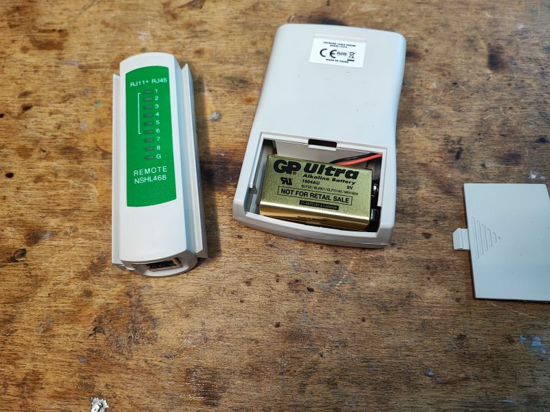 Tester NSHL468 z odsłoniętą baterią 9V i modułem remote.