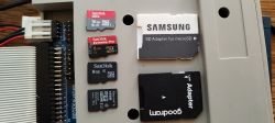 Mehrere microSD-Karten und Samsung-Adapter auf einem elektronischen Gerät.