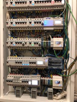 Wnętrze zaawansowanej rozdzielnicy elektrycznej z modułami Legrand