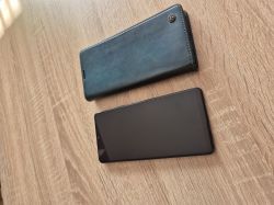 Smartfon Samsung Galaxy A42 5G oraz czarne etui leżące na drewnianym blacie