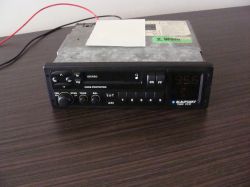 Radio samochodowe Blaupunkt Trier CC31 na stole, z widocznym panelem przednim i wyświetlaczem.