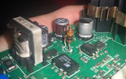 Płyta główna z częściami elektronicznymi, w tym rezystor i kondensatory.