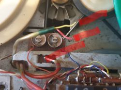 Wnętrze urządzenia elektronicznego z widocznymi kablami w różnych kolorach.