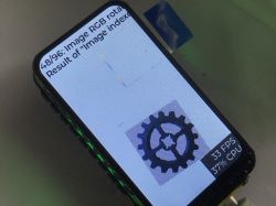 Wyświetlacz ESP32‑C6‑LCD‑1.47 pokazujący grafikę zębatki i metryki FPS/CPU