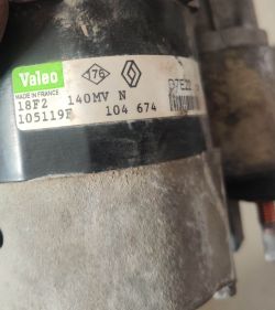 Zbliżenie na etykietę części samochodowej Valeo z logo Renault i numerami seryjnymi.
