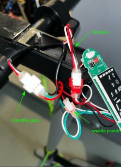 Zdjęcie wnętrza kierownicy z kolorowymi przewodami i złączami.