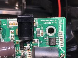 Zbliżenie na płytkę drukowaną z komponentami elektronicznymi w stacji dokującej Bush.