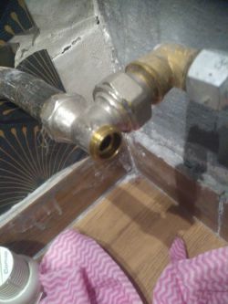 Replacing Cast Iron Radiator in Top Floor Block: Thermostatic Valve & No-Drain Solutions