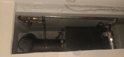 Instalacja hydrauliczna z rurami i zaworami w zabudowanym wnęce pod sufitem