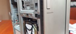 Zbliżenie na wnętrze obudowy komputera Lenovo Ideacentre 720-18asu z zamontowanym dyskiem twardym HDD.