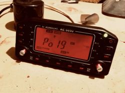 Jak uzyskać czarne tło z białymi znakami na wyświetlaczu Albrecht AE 6890?