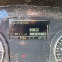 Wyświetlacz samochodowy pokazujący przebieg 940600 km i status AKTIV.