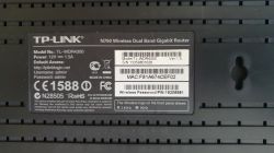 Tabliczka informacyjna na routerze TP-Link N750
