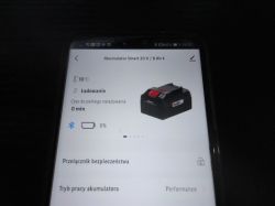 Ekran telefonu z aplikacją pokazującą status akumulatora 8Ah.