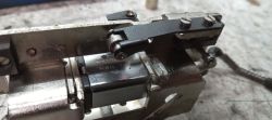 Zbliżenie na metalowy moduł z napisem „SONY MSH-703” zamocowany w mechanizmie z dźwignią i śrubami