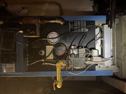 Wnętrze pieca gazowego Hydrotherm HCX-27 z widoczną instalacją i manometrem