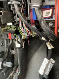 Przewody elektryczne w samochodzie z zamocowanym rezystorem 1k.