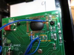 Modyfikacja marketowego multimetru DT830, dająca zakresy napięć i prądów 100x mniejsze.