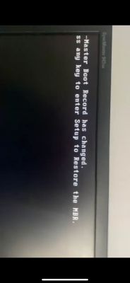 Komunikat na ekranie komputera: Master Boot Record has changed. Press any key to enter Setup to restore the MBR.