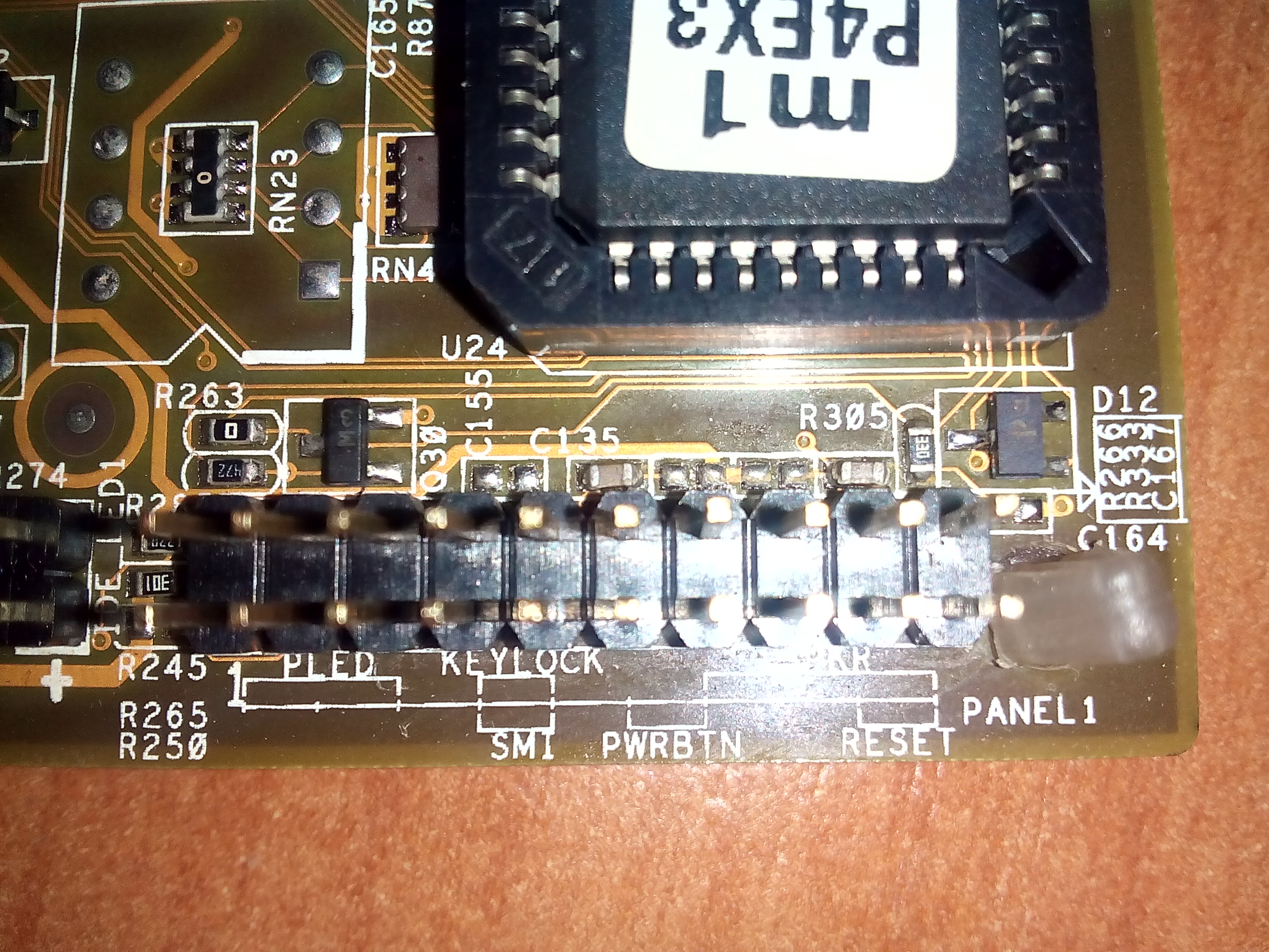Jak podłączyć panel przedni do płyty głównej ASUS P4PEX? Inne kable w