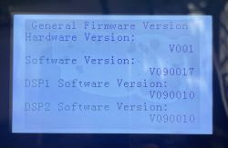 Zbliżenie na ekran falownika Sofar Solar z wersją oprogramowania.