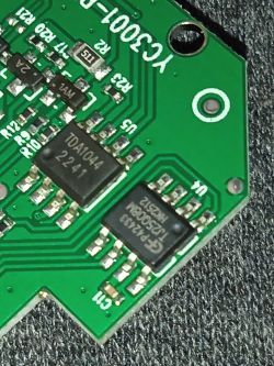 Zbliżenie płytki PCB z układami TDA11044 i CFPU243, oznaczenie YC3901