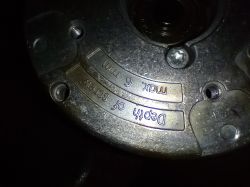 Zbliżenie na metalową część z napisem Depth of screw max 6 mm i widoczne otwory montażowe.