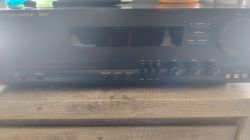 Panel przedni amplitunera Harman/Kardon AVR 10 z przyciskami i dużym pokrętłem głośności