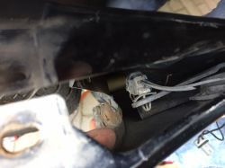 Obrysówka w samochodzie nie świeci mimo napięcia na zasilaniu i świecenia na zasilaczu 12V.