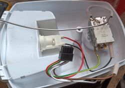 Układ elektryczny z przewodami i wtyczką.