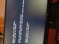 Monitor z komunikatem o błędzie dotyczącym dysku rozruchowego.