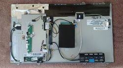 Wnętrze monitora All-in-One Dell Inspiron 3043 Rozebrany tylny panel monitora komputera All-in-One z widoczną elektroniką