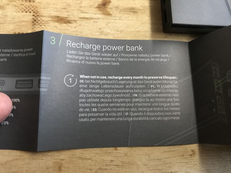 Instrukcja ładowania powerbanka w różnych językach