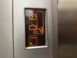 Ekran zmywarki Beko DSFS 6835 X z włączoną ikoną mycia i zatrzymanym czasem.