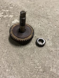 Kształt dużego koła w silniczku szyberdachu Mercedes W124 200d 1991r.