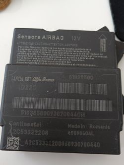 Czarny moduł sensora AIRBAG 12V z etykietą Continental i numerami 51838580 oraz A2C53332208