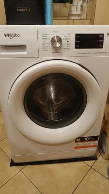 Biała pralka Whirlpool z wyświetlaczem i pokrętłem programów prania