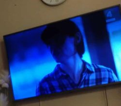 Telewizor LG z ciemnym pasem po lewej stronie ekranu