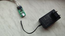Zasilacz KingDrive oraz kontroler LED z odciętym przewodem zasilania na białym tle.