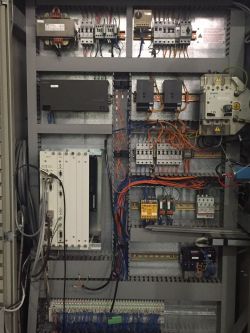 Dwustronna szafa elektryczna z układami niskoprądowymi